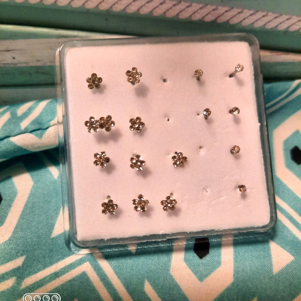 Adorable per 1 cz clear flower stud nose ring